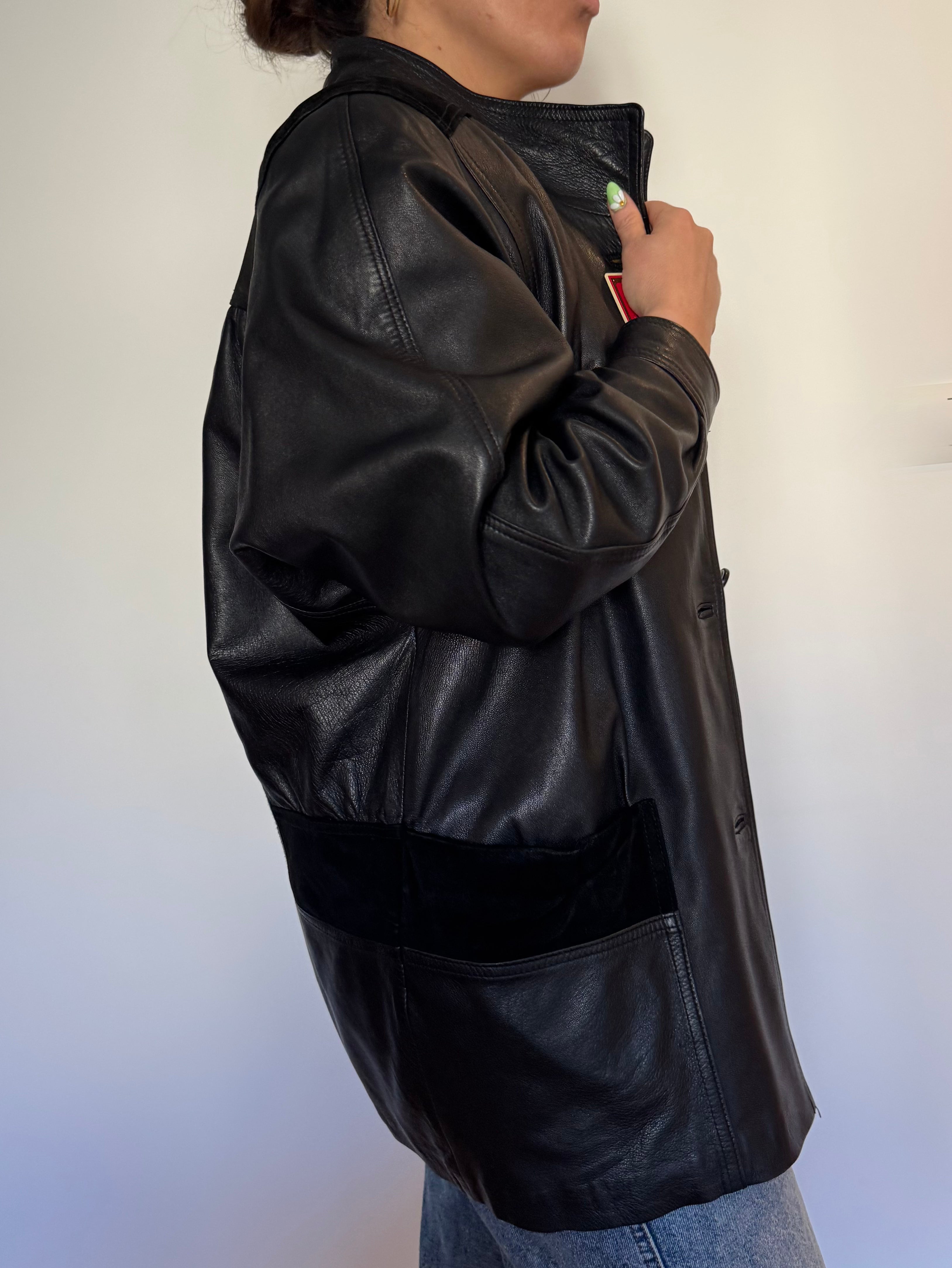 BELLA_CAZADORA CUERO NEGRA DETALLES ANTE