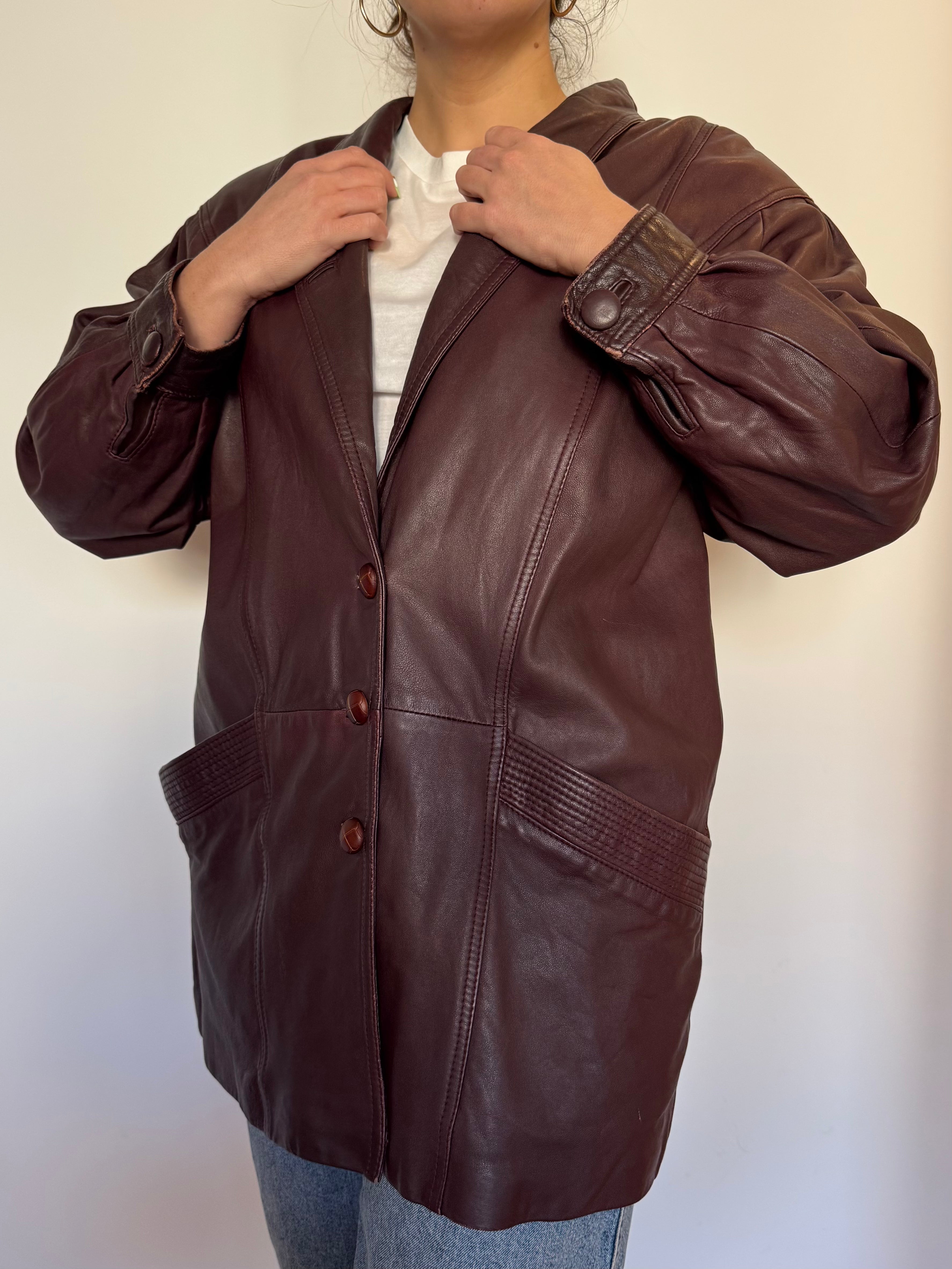 CARA_CAZADORA DE CUERO BURDEOS